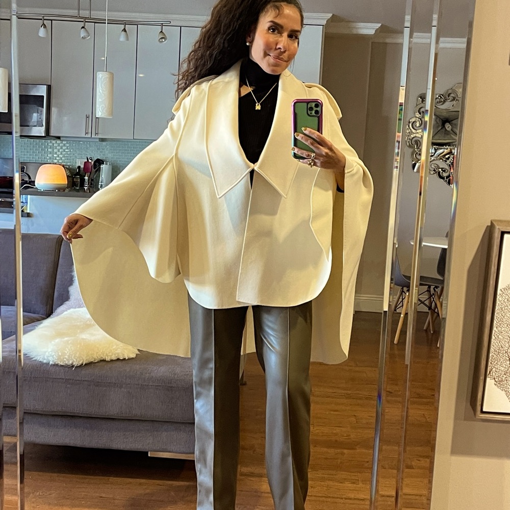 BRAND NEW BURBERRY WOOL CAPE IN CREAM!!😍😍 Comes W/Out Tags!
